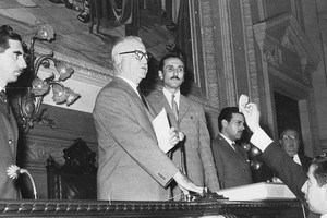 Carlos Sylvestre Begnis jura la constitución provincial el 14 de abril 1962