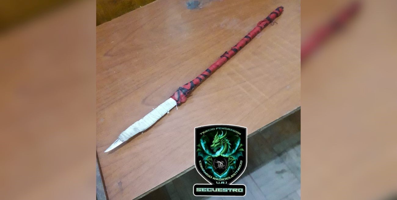 Provocaba desmanes en la calle con una lanza en sus manos