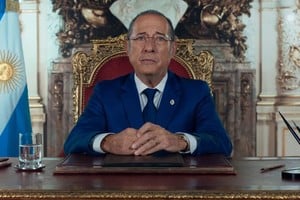 Francella hablando como si fuese un presidente.