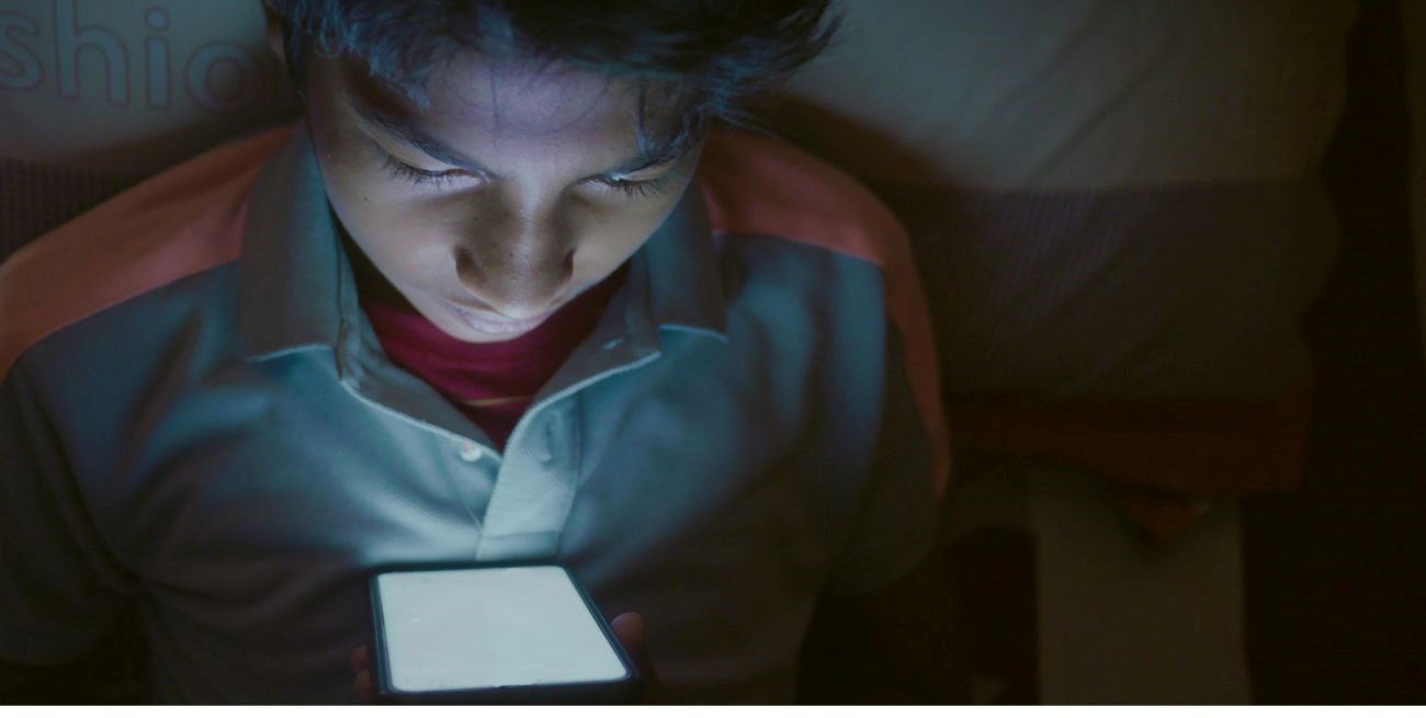 El uso del celular en la cama: cuándo afecta y cuándo no al descanso nocturno