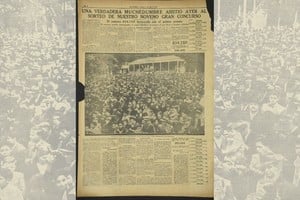 Una multitud sigue de pie en el picadero de la Sociedad Rural de Santa Fe, el sorteo de El Litoral. Publicación del 10 de julio de 1937.