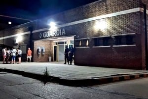 Un llamado telefónico que alertaba que el intendente Francisco Azcué estaba siendo amenazado por un hombre en el estacionamiento del hospital Masvernat. Foto: Belén Fedullo