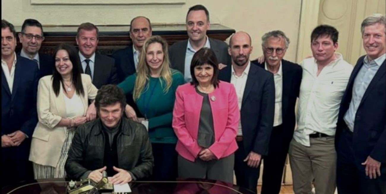 Milei ya trabaja en reorganizar su administración luego de las elecciones
