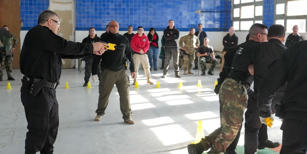 Se espera que en septiembre efectivos policiales de Santa Fe y Rosario porten pistolas Taser