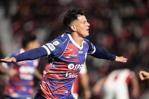 Marcelo Estigarribia, el delantero de Unión que tiene chances de volver a la titularidad si es que se recupera de la dolencia en la rodilla. Foto: Manuel Fabatía