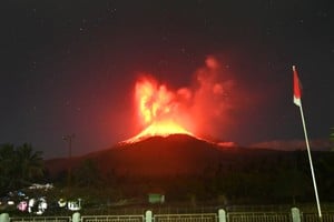 Erupción del Monte Lewotobi activó una alerta aérea máxima en Indonesia. Crédito: Reuters. 