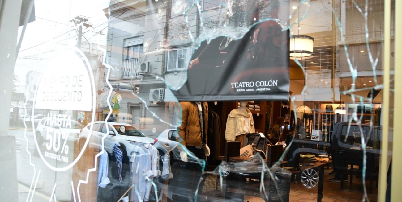 Robo y destrozos en un comercio céntrico; "No se puede trabajar así... la inseguridad  es terrible"