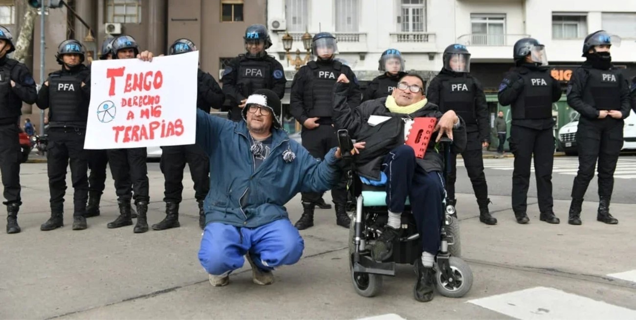 El Gobierno evalúa dar un aumento a las prestaciones para personas con discapacidad