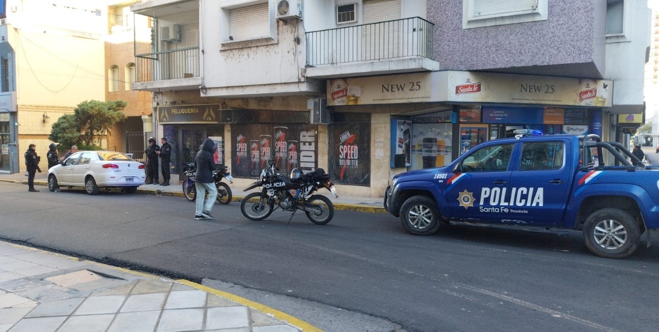 Pidió plata, le dijeron que no y reaccionó con golpes a dos personas y un automóvil