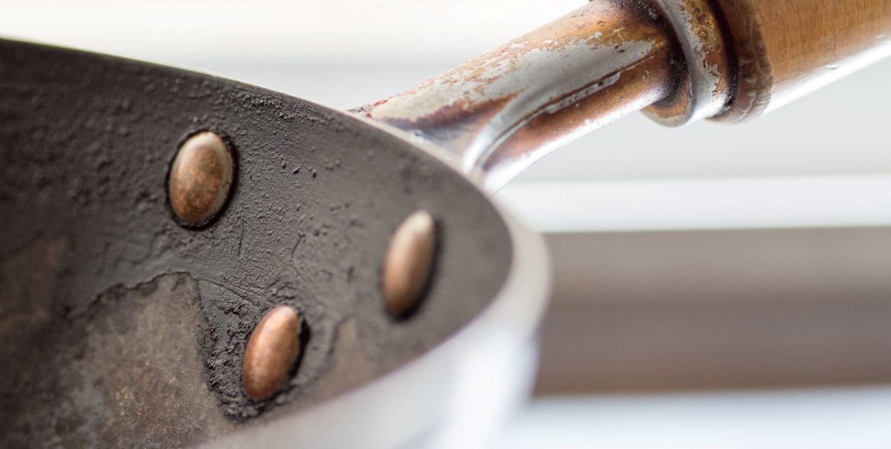 ¿Sartén oxidada?, la clave para limpiarla de forma segura y proteger tu salud