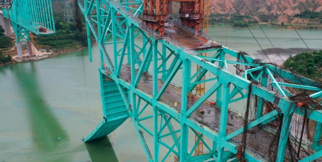 China: al menos 12 muertos y cuatro desaparecidos por el derrumbe de un puente ferroviario en construcción