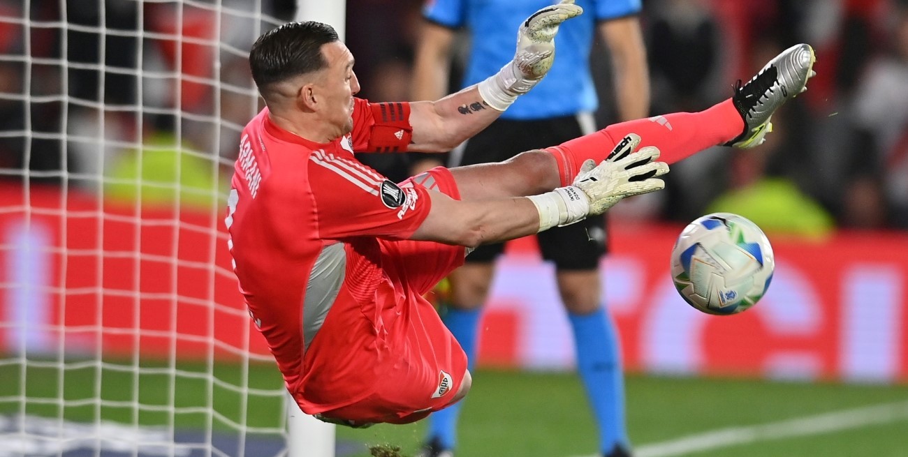 River sufrió, eliminó a Libertad por penales y está en cuartos de Libertadores