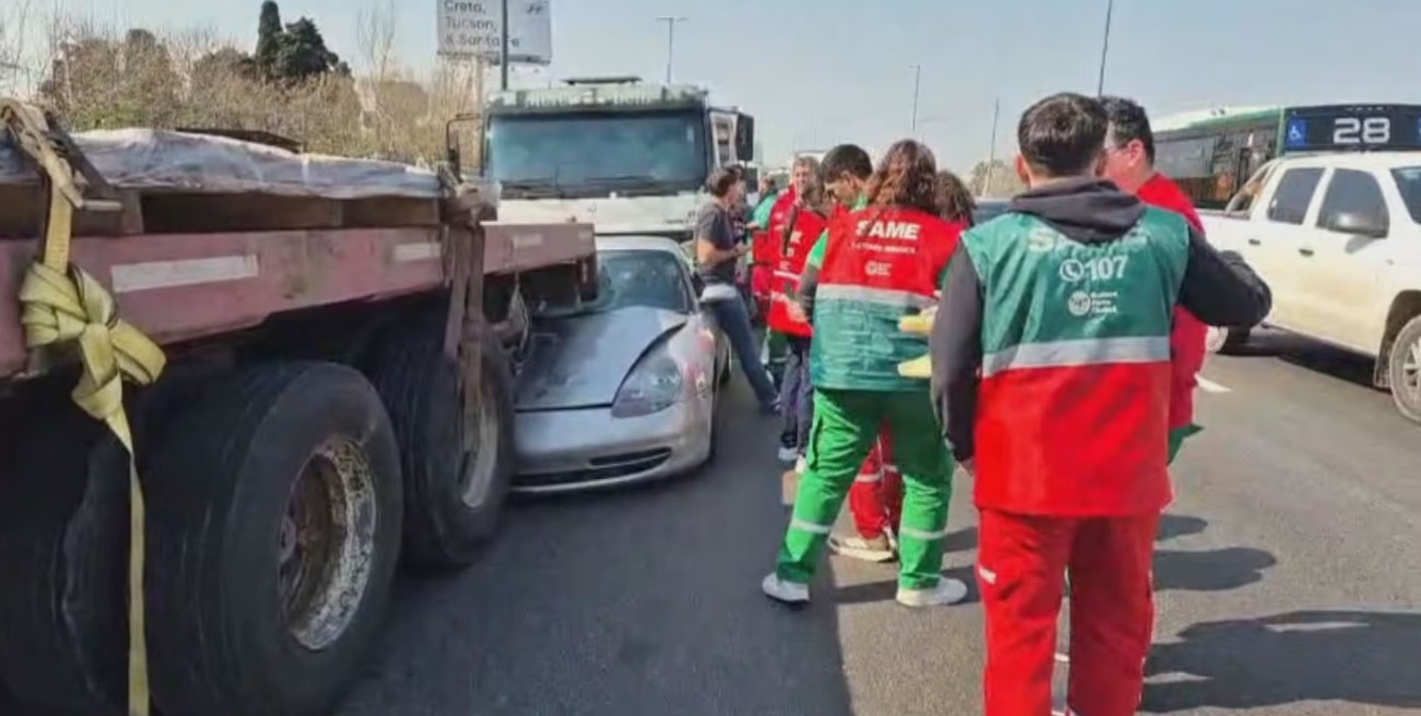 Choque múltiple en Buenos Aires: un Porsche terminó destruido al impactar contra camiones