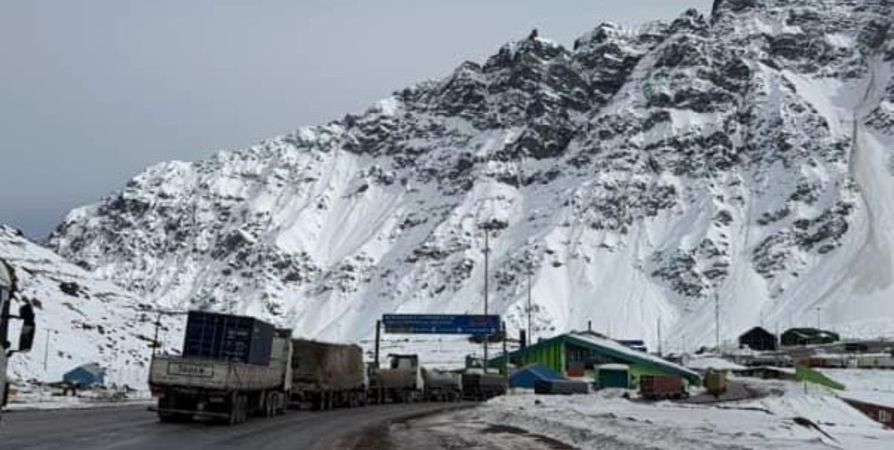 Paso a Chile: por intensas nevadas, cierran corredores fronterizos y se mantiene el alerta