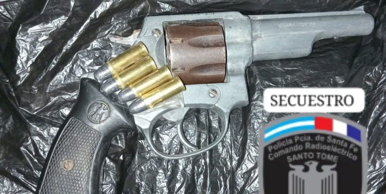 A contramano en moto y con un revólver