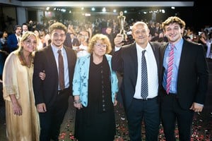 Carlos Fertonani junto a su familia luego de recibir El Brigadier de Oro en 2024. Crédito: Flavio Raina