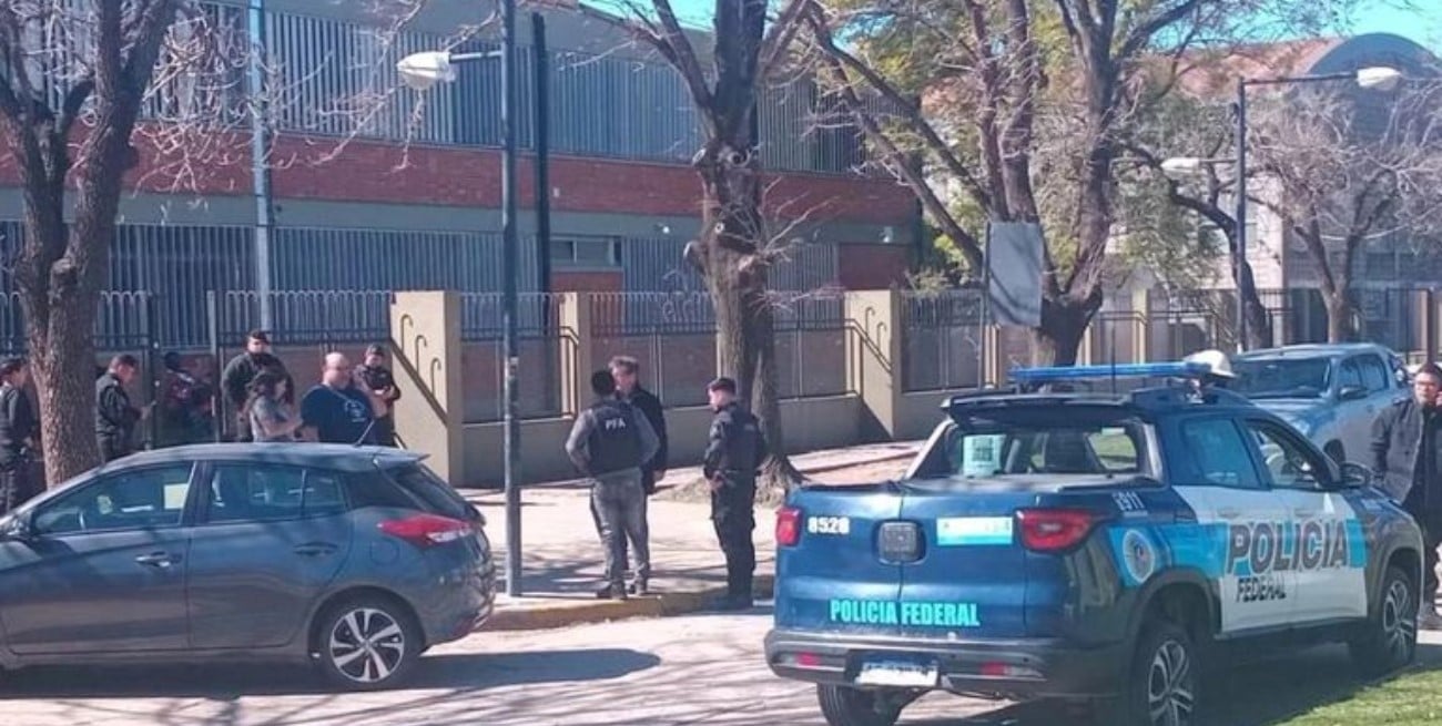 Amenaza de bomba en el Colegio Nacional de Venado Tuerto: evacuaron a todos los alumnos