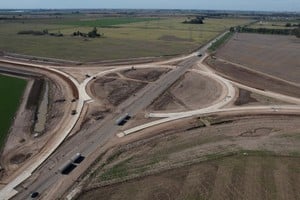 Enrico precisó: “La obra tiene un 65 % de ejecución general: completamos todos los pilotes del margen este del nuevo puente sobre el río Carcarañá y tenemos más del 85 % de la calzada de hormigón terminada”.