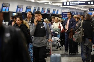 A pesar de que el número de turistas extranjeros aumentó un 7,4% respecto al año anterior y los viajes de argentinos al exterior disminuyeron un 13,2%, el saldo fue negativo en 3.485,7 mil turistas. Foto: Archivo / REUTERS / Agustin Marcarian