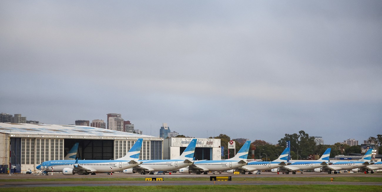 Controladores aéreos definen si profundizan el paro en la previa del fin de semana largo
