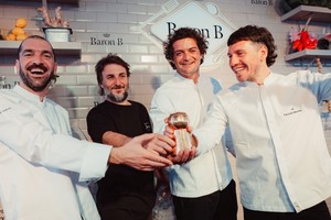 Francisco Soldi, Pico Villanueva, Elio Contreras y Facundo Maroñas, de Proyecto Pescado, celebrando su premio.