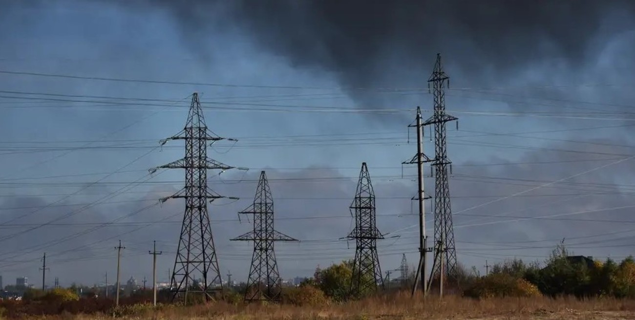Ataques rusos dejan 100.000 hogares sin luz en Ucrania