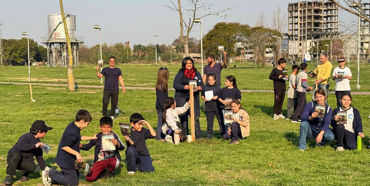 Chicos de la escuela primaria Sargento Cabral plantaron 30 algarrobos en el Parque Federal