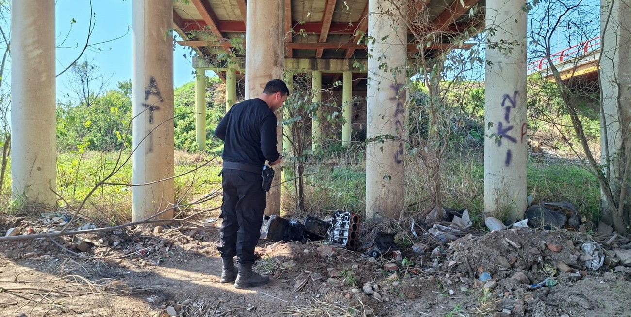 Extraño hallazgo de autopartes debajo de un puente, a la vera de la autopista