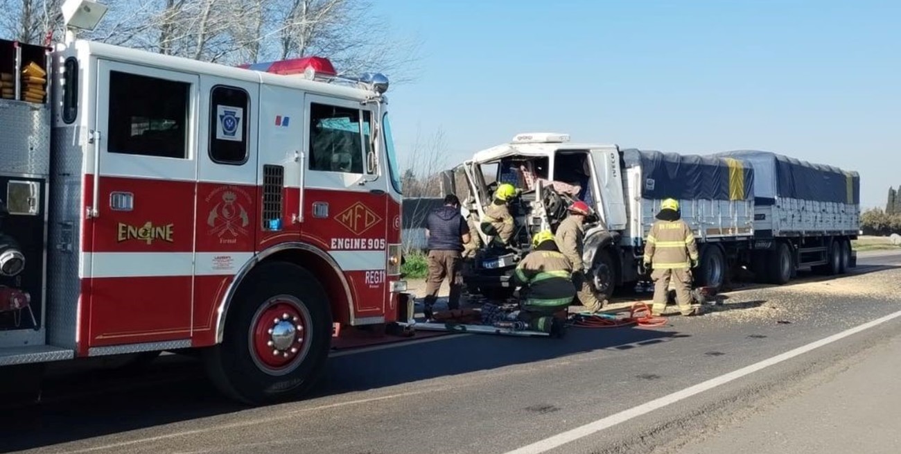 Ruta 33: choque de camiones a la altura de Firmat