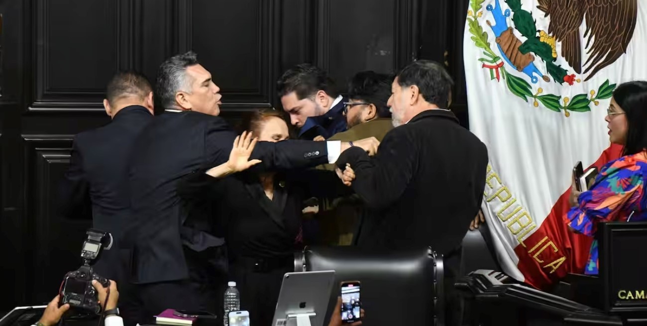 Escándalo, golpes y gritos en pleno Senado de México