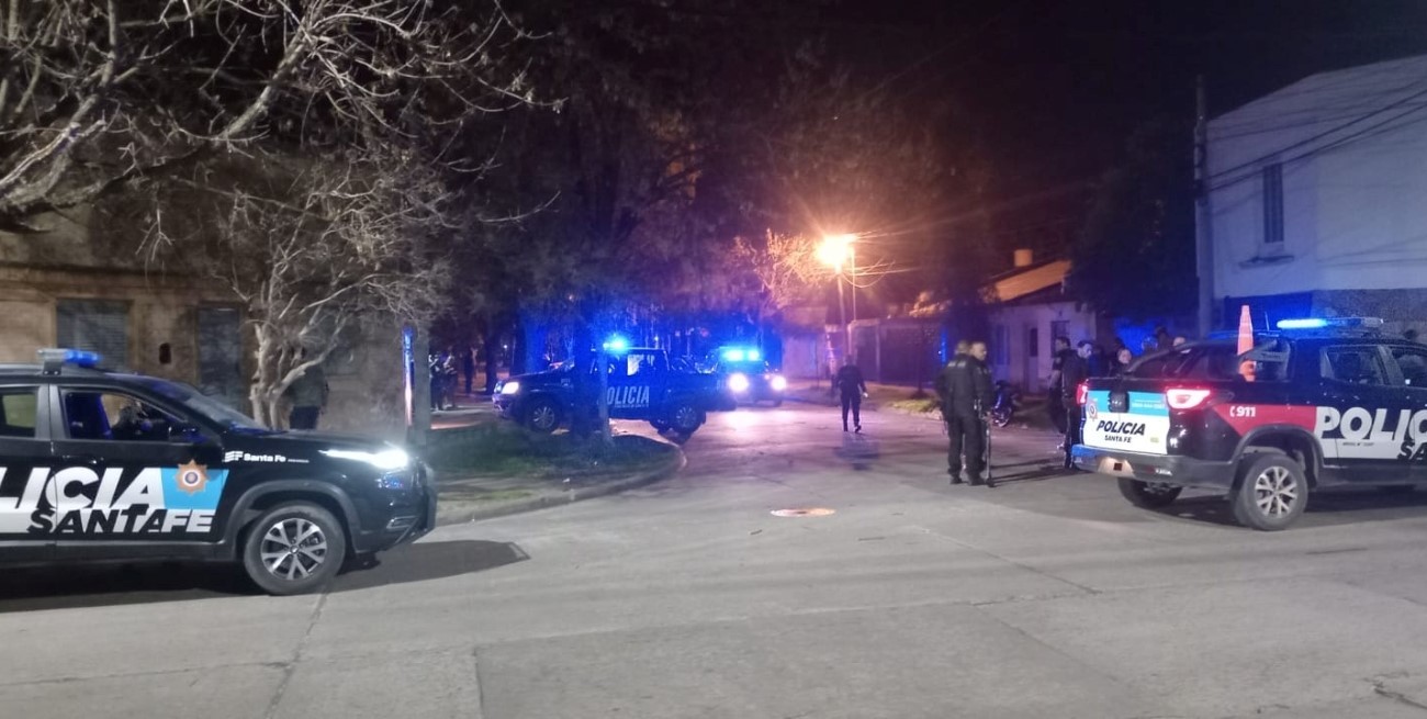 Balazos, palos, piedras y tres policías lesionados; el saldo de una noche de furia en barrio Coronel Dorrego