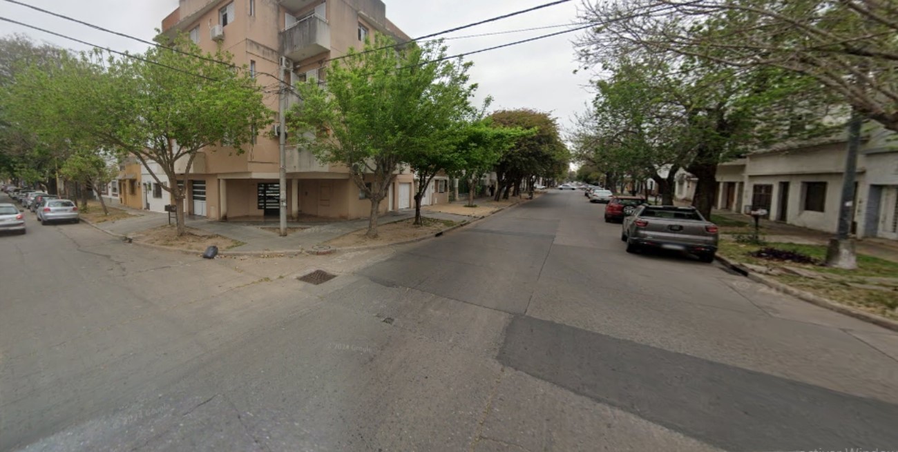 Una mujer narcotizada apuñaló a un hombre y se quebró al saltar de un techo para escapar