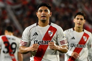 Maxi Salas festejando su gol. Crédito: Prensa River