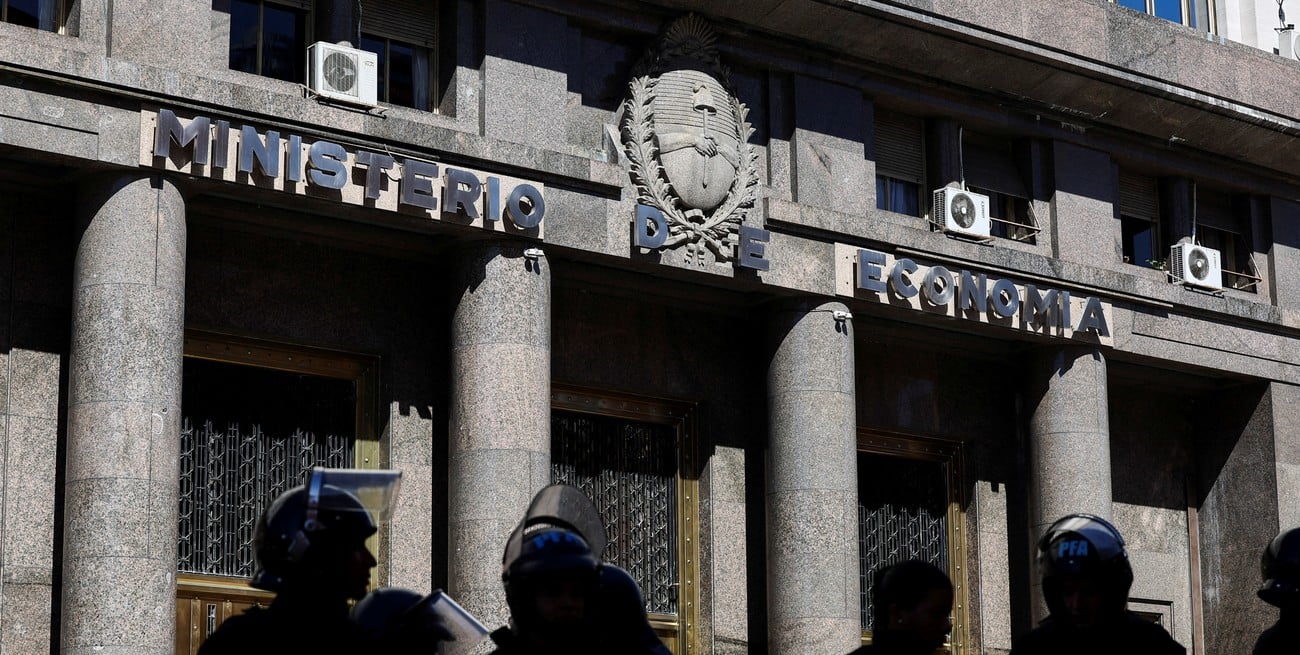 El Gobierno busca robustecerse de divisas para cancelar compromisos en julio y enero