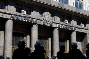 El Ministerio de Economía de Argentina prepara una licitación de deuda pública con bonos AO27 y AO28, buscando reunir USD 10.000 millones para futuros compromisos. Foto: REUTERS/Agustin Marcarian