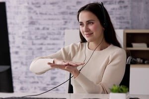 Herramientas tecnológicas, como WhatsApp, facilitarán la comunicación con vecinos sordos.