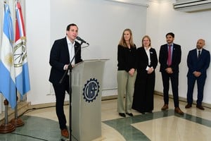 El presidente de la Unión Industrial de Santa Fe, Cristian Fiereder, propuso "conectar el talento de nuestros jóvenes con el potencial de nuestras pymes, y así, generar muchas más, aprovechando la heterogeneidad productiva que ya nos distingue". 
Foto: Luis Cetraro