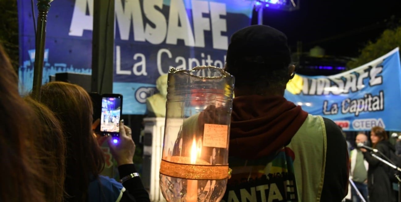 Velas encendidas por la educación: marchas de antorchas de los docentes en toda la provincia