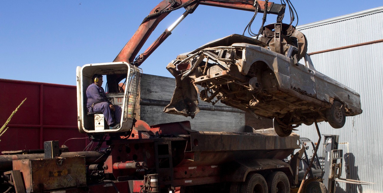 Por el "alto riesgo ambiental", harán otro desguace y compactación de autos en el Corralón Municipal