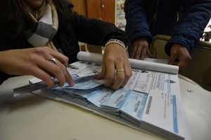 Para el 26 de octubre, el escenario de votación será el mismo que en fechas anteriores: las escuelas de la provincia. Pero las características serán diferentes para una elección nacional: habrá Boleta Papel, lapiceras y un box para marcar el casillero de los candidatos a elegir. Foto: Manuel Fabatía.