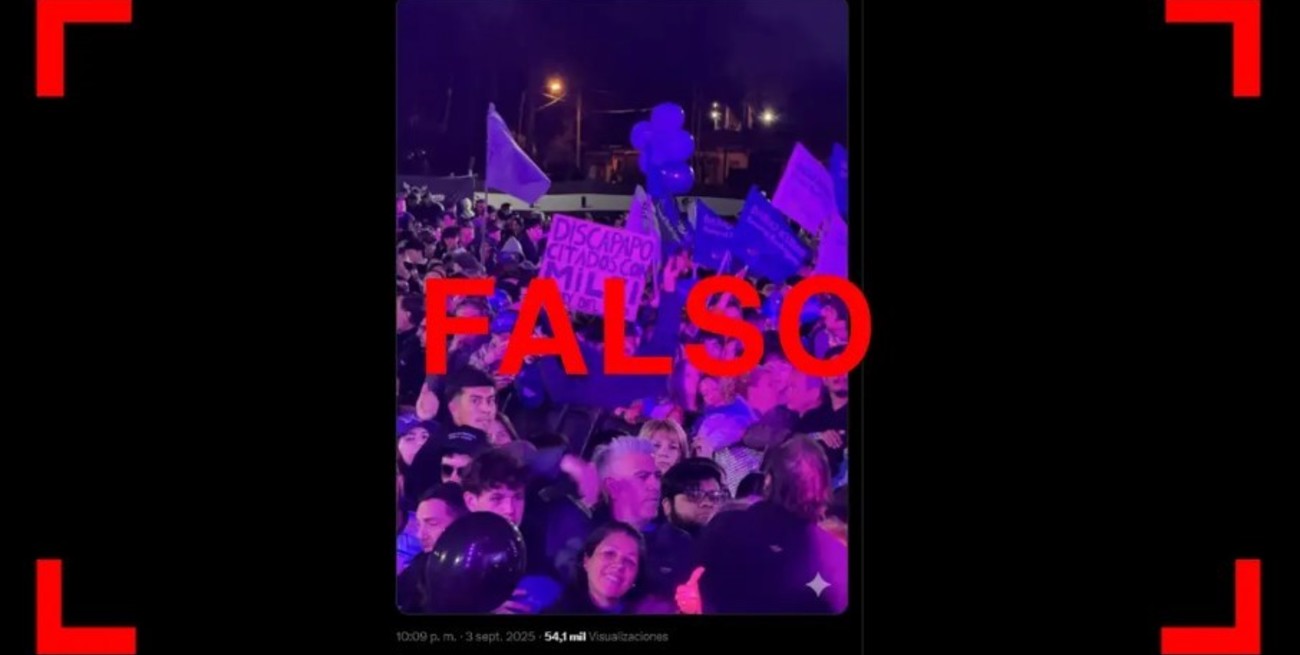 La foto de un hombre con un cartel que dice “discapapocitados con Milei Virrey del Pino” está editada; la original alude a la “fuerza del cielo” de esa localidad