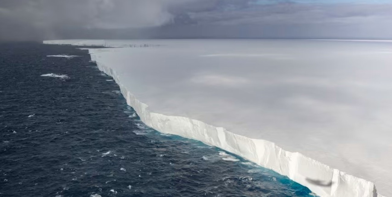Investigadores advierten que el iceberg más grande del mundo se fractura "rápidamente"