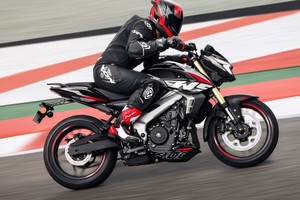 El diseño deportivo y agresivo de la Rouser NS400z marca un nuevo estándar en su segmento.