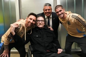 Messi, De Paul y Charly García junto al presidente de la AFA, Claudio Tapia.