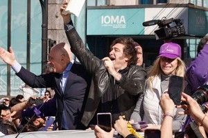 Cierre de campaña de La Libertad Avanza en el partido de Moreno. José Luis Espert junto a Javier y Karina Milei.