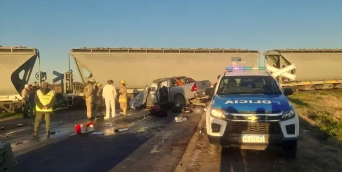 Viajaban en camioneta por el sur de Entre Ríos y chocaron contra un tren de carga: hay tres muertos