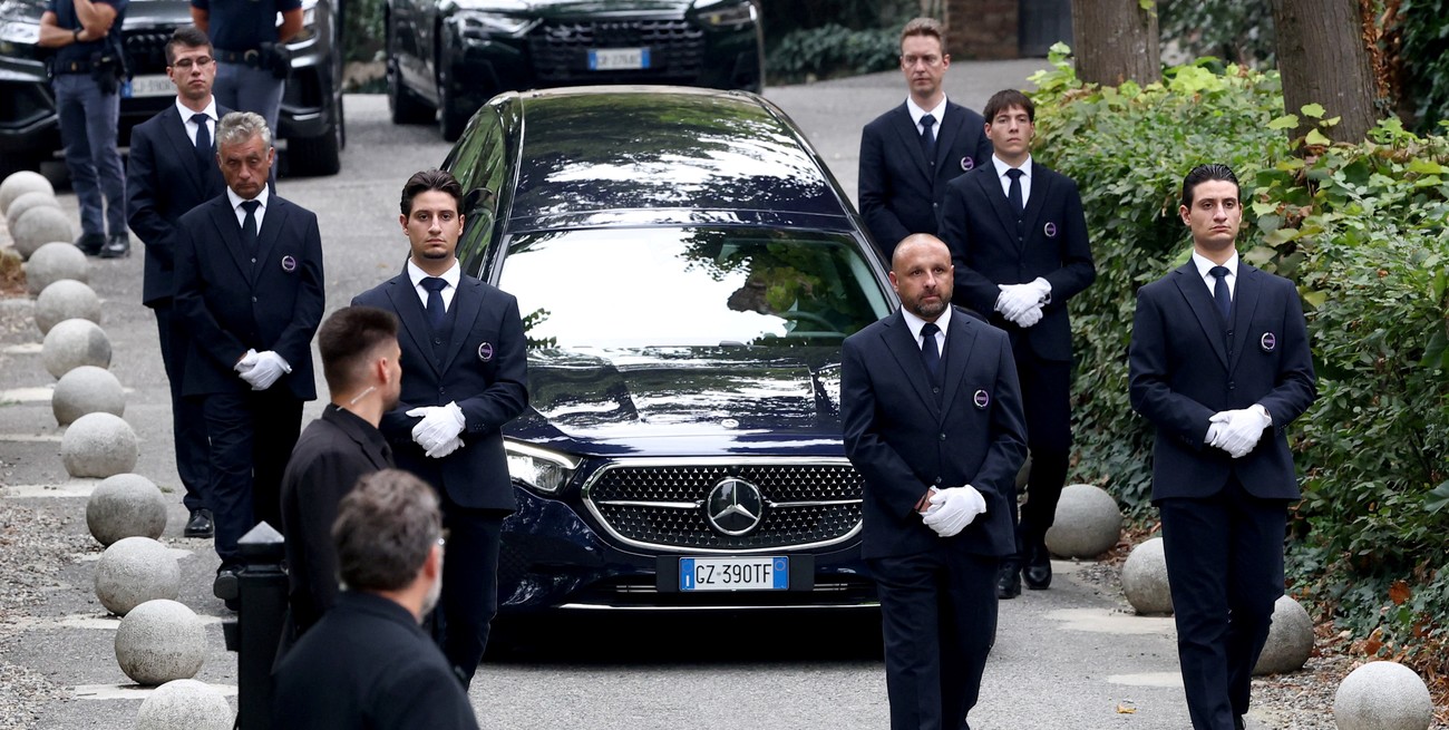 El pueblo de Giorgio Armani, “blindado” por su funeral: solo se permitió el ingreso a 62 asistentes
