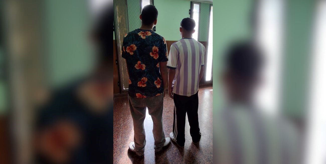 Dos adolescentes armados le robaron la campera a un joven en barrio Sur