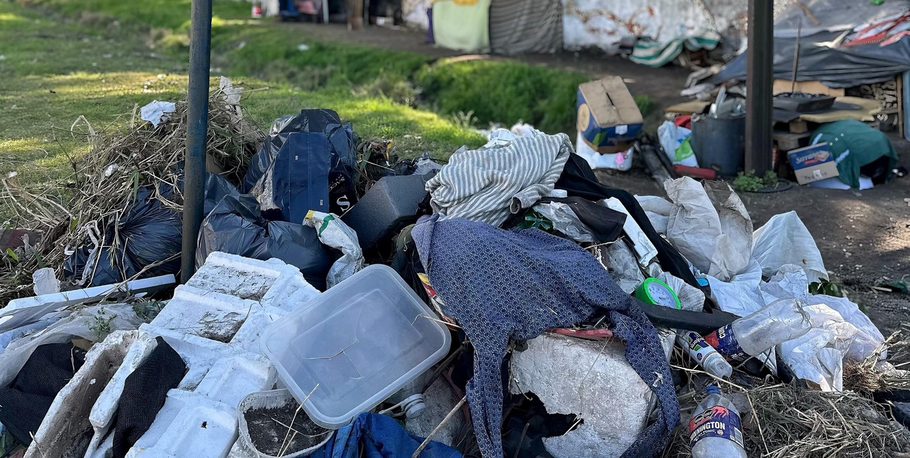 Basural y asentamiento preocupan a vecinos frente al Parque Federal