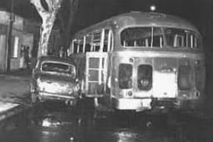 Imagen del colectivo siniestrado y el automóvil Fiat 1500 del matrimonio Ledesma, que murió en el acto (la hija fue llevada al hospital y salvó su vida). El estallido de la bomba hizo volar literalmente en mil pedazos el Citroën que tenía el artefacto explosivo.  Gentileza 